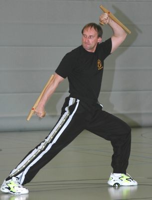 Jürgen Mayer beim Tonfa-Kata-Training